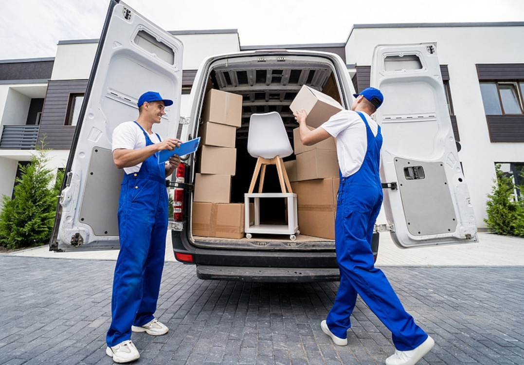 Radnici utovaraju kutije u stražnji dio kombija kao dio profesionalne usluga selidbe s radnicima u Splitu